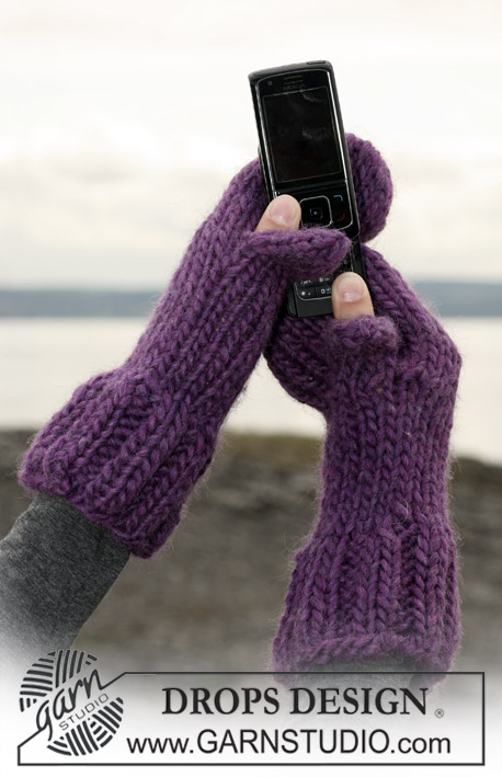Free knitting pattern for mittens with hole for texting and more device knitting pattern