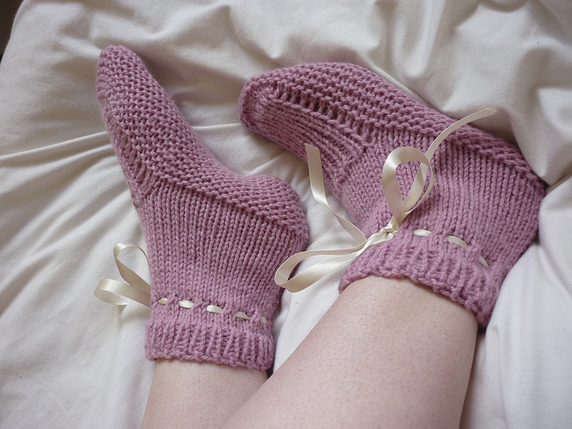 Worsted Flat-Knit Bedsocks Free Knitting Pattern and more free slippers knitting patterns