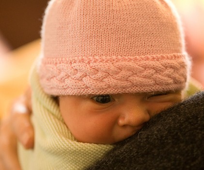 Free knitting pattern for baby hat with cable trim