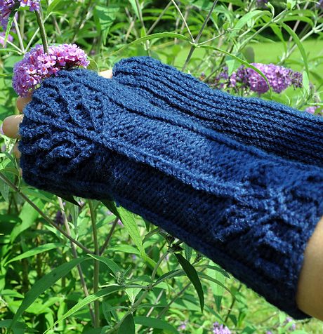 Free knitting pattern for District 12 fingerless gloves