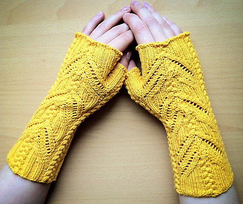 Knitting pattern for Everdeen Mitts