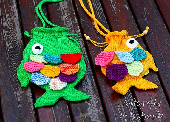 Cute Fish Purse for Kids - knitting pattern pdf download - for beginners and advanced knitters, DIY gifts for kids / Bag, Tote, and Purse knitting patterns at https://intheloopknitting.com/bag-purse-and-tote-free-knitting-patterns/