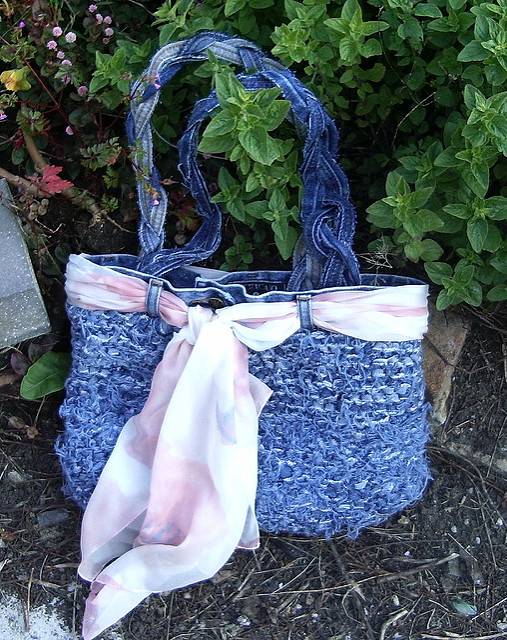 Free knitting pattern for Injeanious tote bag made from recycled jeans