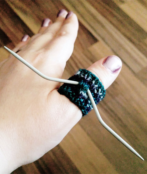 Free knitting pattern for finger cuff needle holder