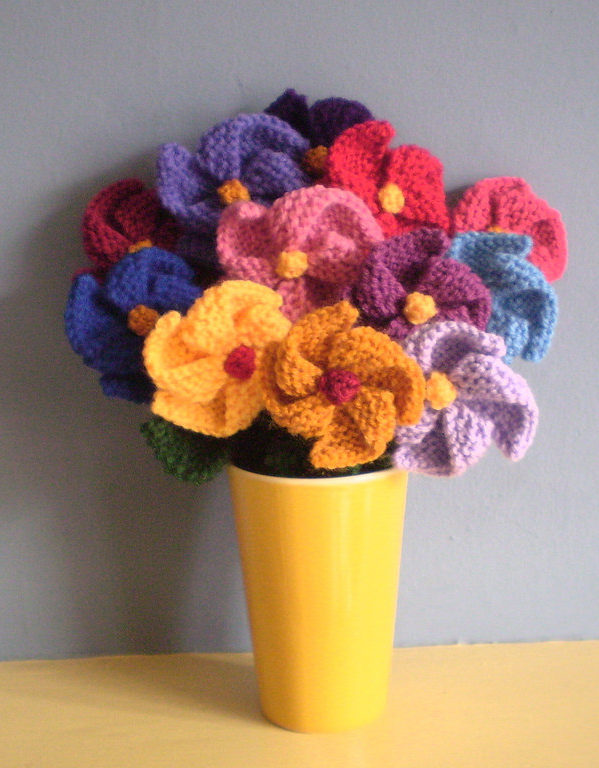 Pinwheel flowers free knitting pattern | Flower Knitting Patterns, many free patterns at http://intheloopknitting.com/free-flower-knitting-patterns/