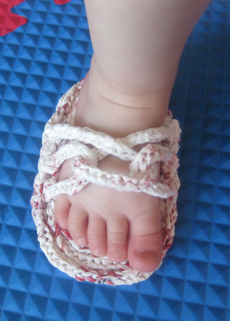 Free knitting pattern for sandals made with plastic yarn plarn
