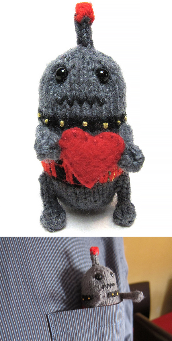 Free knitting pattern for Easy Pocket-Sized Robot