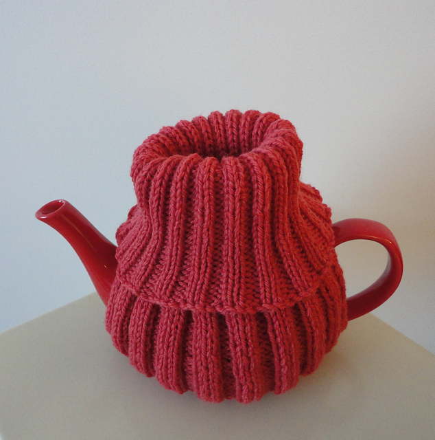 Free knitting pattern for Teapot Turtleneck tea cozy