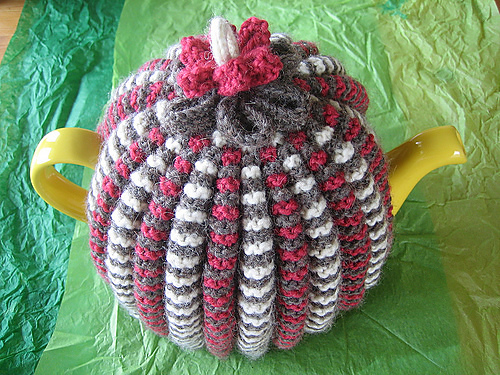 Free knitting pattern for Grannie's Traditional Tea Cosy