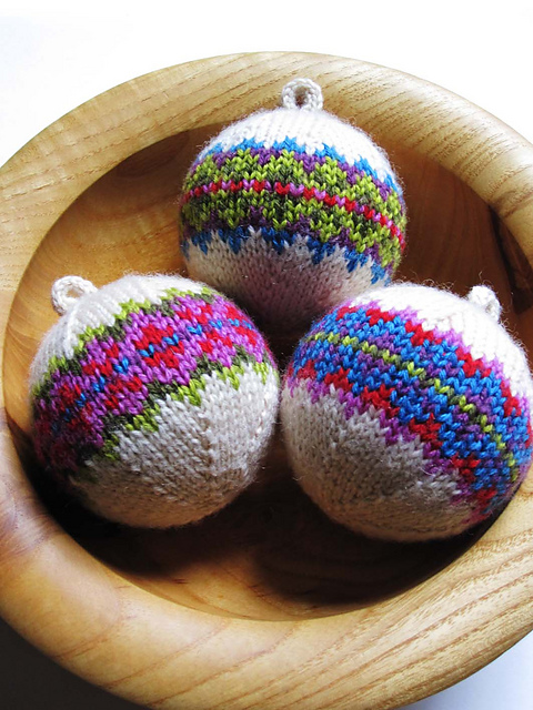 Free knitting pattern for Christmas ornaments