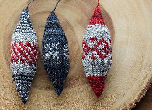 Free knitting pattern for Fancy Retro Christmas ornaments and more holiday decoration knitting patterns