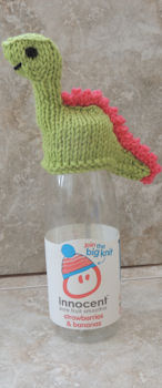 Free knitting pattern for Smoothiesaurus dinosaur bottle topper