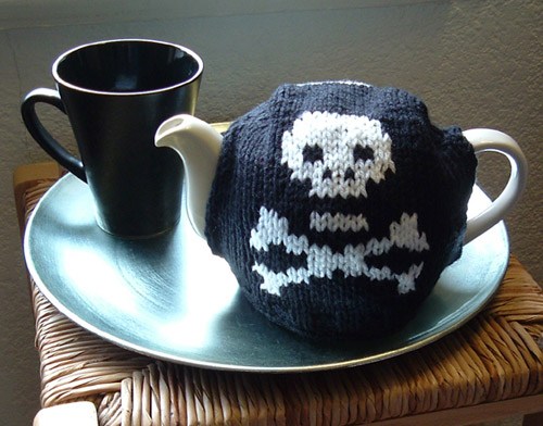Free knitting pattern for Algormortis Skull and Crossbones Tea Pot Cozy