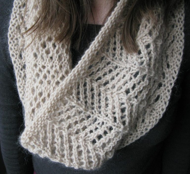 Knitting Pattern for One Skein 4 Row Repeat Cowl