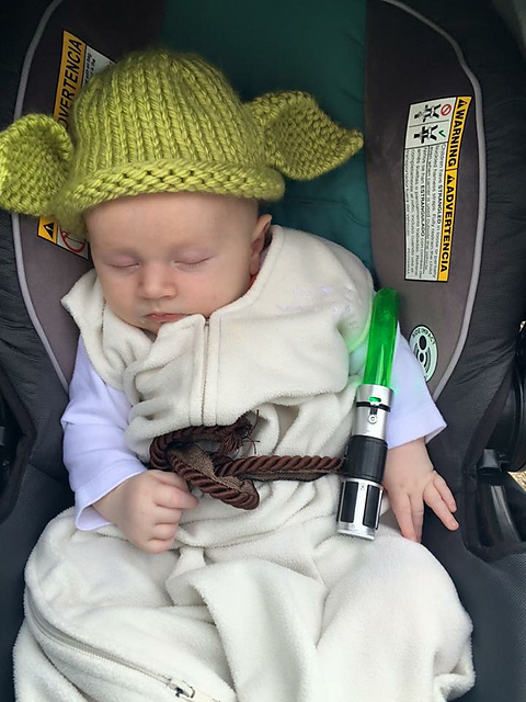 Knit a Baby Yoda costume for our youngling! Here he is re-enacting Chapter  10. : r/StarWars