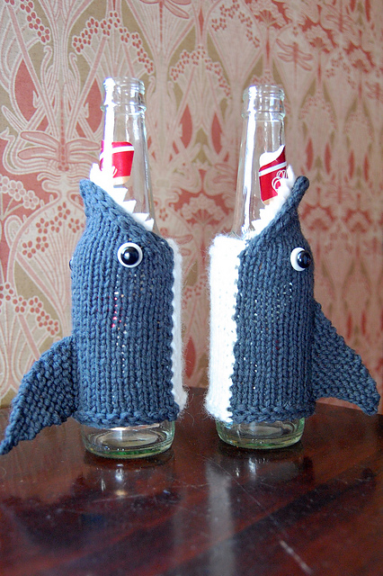 Free knitting pattern for Shark Bottle Cozy