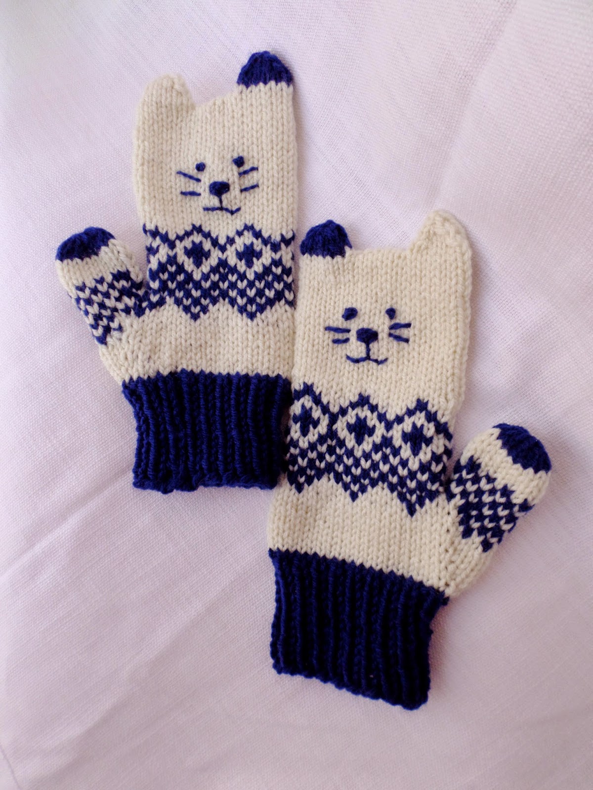 Free knitting pattern for Norwegian Kitten Mittens
