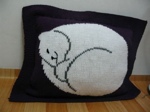 Free knitting pattern for Sleeping Cat Pillow and more cat and kitten patterns