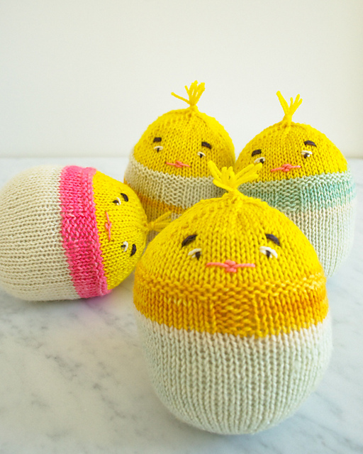 Chick in an Egg Free Knitting Pattern | Free Quick Easter Knitting Patterns at http://intheloopknitting.com/free-quick-easter-knitting-patterns