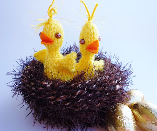 Free knitting pattern for Chicks in Nest Candy Egg Holder