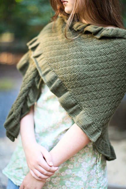 Copykat shawl knitting pattern for shawl worn by Kate Middleton Duchess of Cambridge on shopping trip 