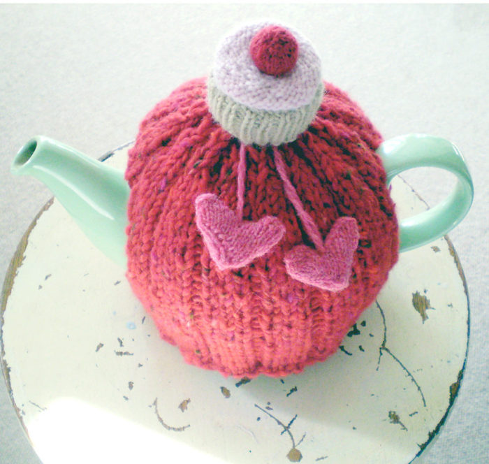 Free Knitting Pattern for 'I love you cupcake' Tea Cozy