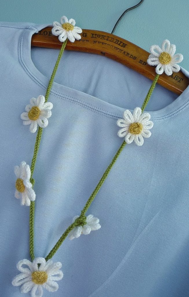 Free knitting pattern for Daisy Chain Necklace of icord
