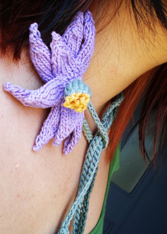 Daisy Loves Me Lariat Flower Knitting Pattern | Flower Knitting Patterns, many free patterns at http://intheloopknitting.com/free-flower-knitting-patterns/