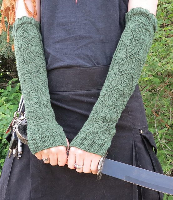 Free knitting patterns for Dragon Scale Gauntlets