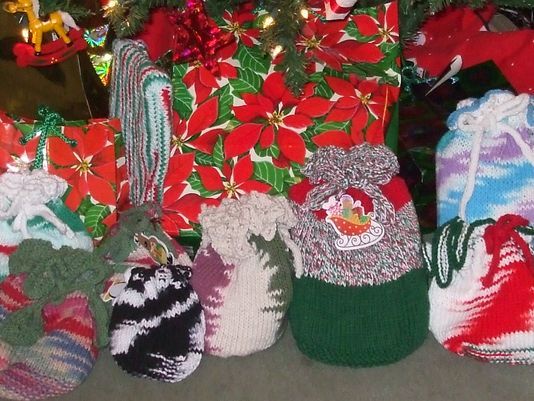Free knitting pattern for Drawstring Gift Bags and more gift wrap knitting patterns