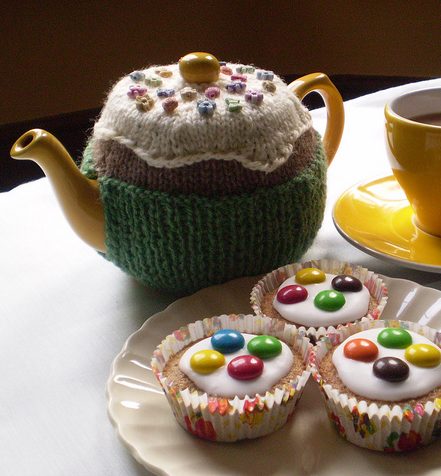 Free knitting pattern for Fairy Cake Tea Cozy