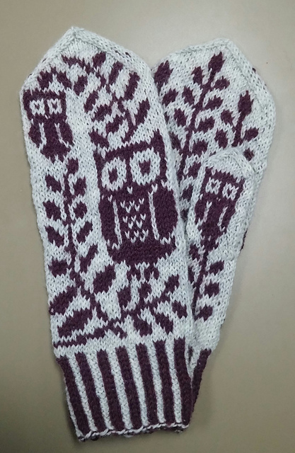 Free knitting pattern for Grey Eyed Owl Mittens