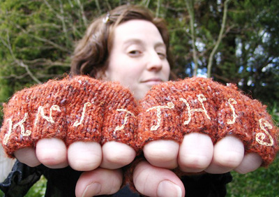 Knucks free knitting pattern for fingerless mitts / gloves and more free knitting patterns for fingerless mitts at http://intheloopknitting.com/fingerless-mitts-and-gloves-knitting-patterns/