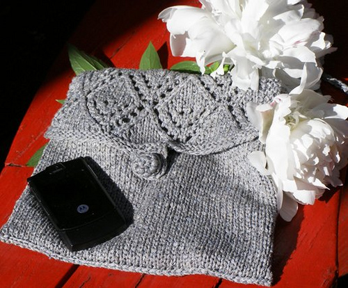 Lacy Diamond Purse Free Knitting Pattern | Bag, Purse, and Tote Free Knitting Patterns at https://intheloopknitting.com/bag-purse-and-tote-free-knitting-patterns/