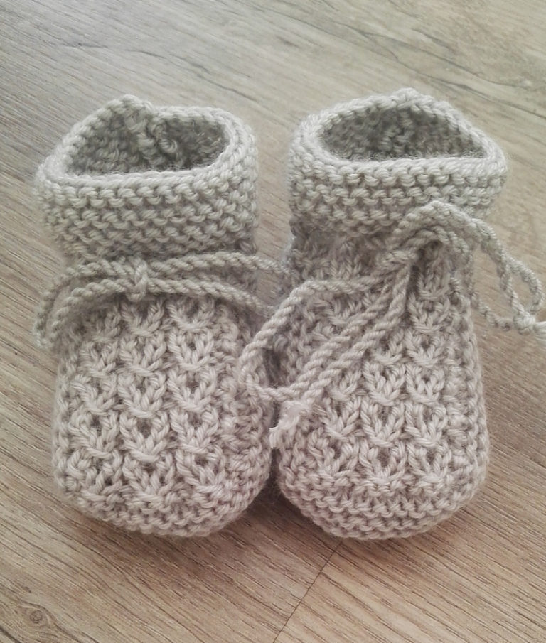 Baby slippers hot sale knitting pattern