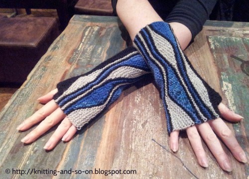 Mixed Wave Mitts free knitting pattern