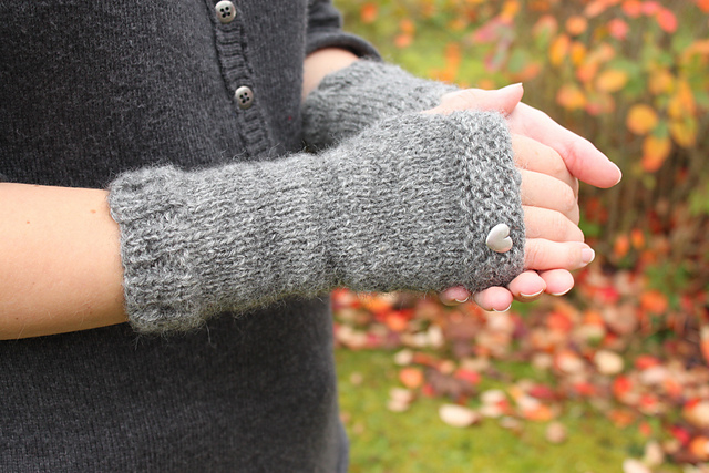 Mrs. Fitz's Fingerless Mitts Free Knitting Pattern | Outlander Inspired Knitting Patterns at http://intheloopknitting.com/outlander-inspired-knitting-patterns/