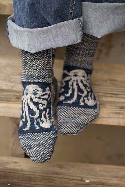 Free knitting pattern for Octopodes socks with octopus design