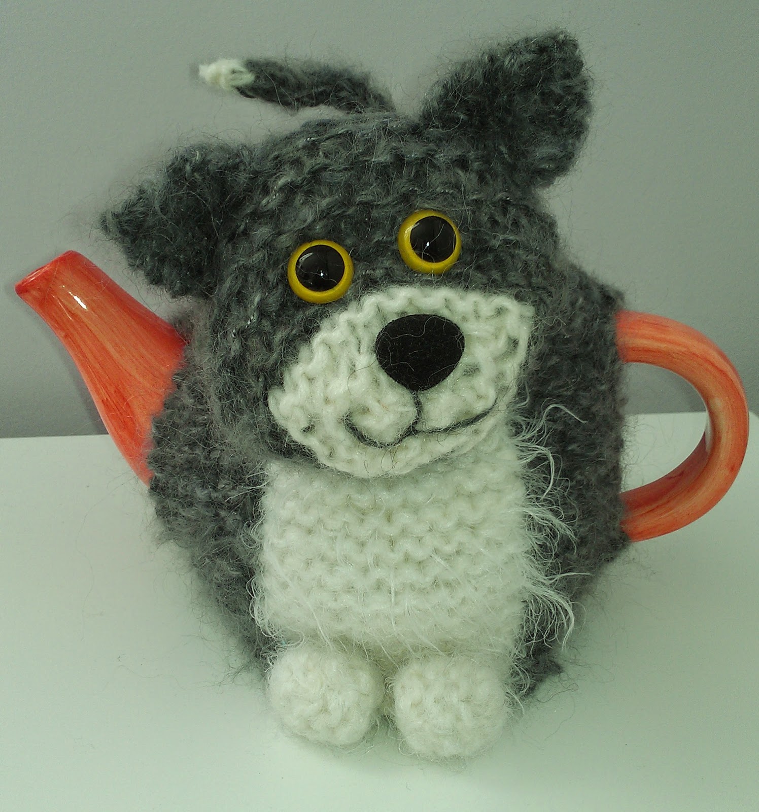 Free knitting pattern for Oliver Cat Teapot Cozy