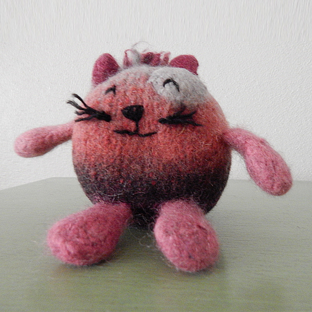 Free Peaches, a Kitten Cat  Knitting Pattern