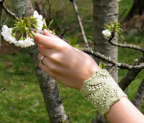 Perdita Cuff Free Knitting Pattern | Jewelry Knitting Patterns, many free patterns, at http://intheloopknitting.com/jewelry-knitting-patterns/