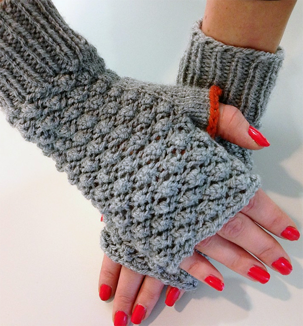 Free Knitting Pattern for 4 Row Repeat Raspberry Stitch Mitts with Contrast Thumb