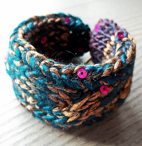 Free knitting pattern for bracelet using recycled bottle base