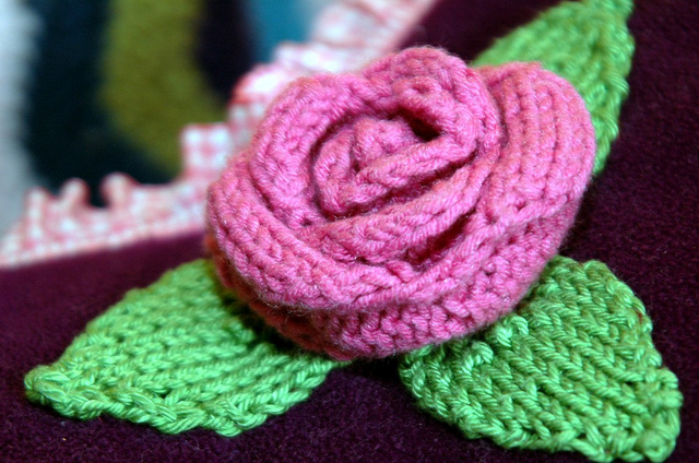 small knitted flowers