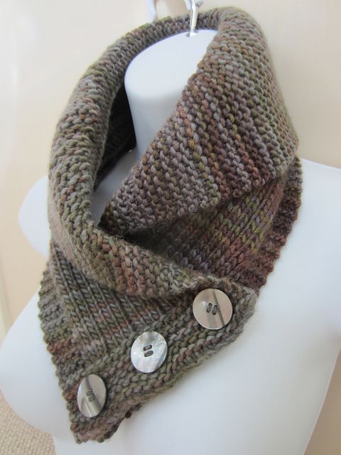 Crossing Leave Neck Warmer - Free Scarf Knitting Pattern