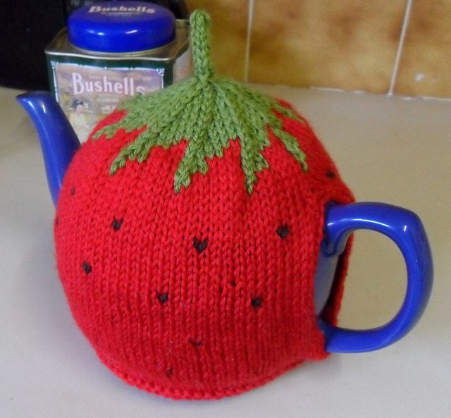 Free knitting pattern for Strawberry Tea Pot Cozy