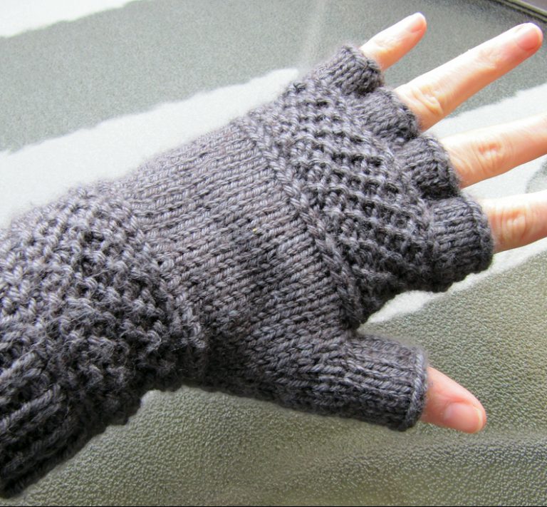 Ravelry: Fingerless or Not Gloves pattern by Paula McKeever