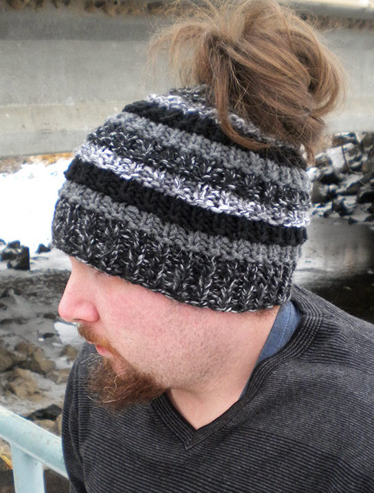 knit hat with ponytail hole