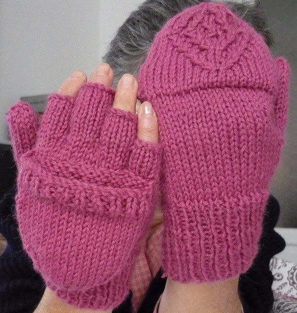 Free knitting pattern for Urban Necessity Gloves and more device knitting patterns