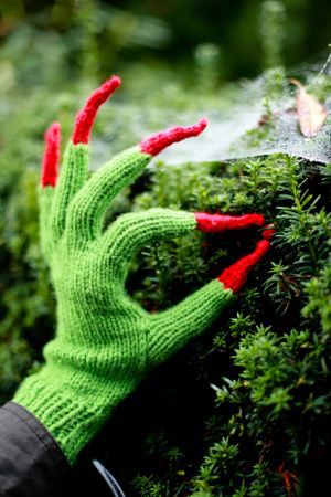 Free knitting pattern for Witchy Hands and more movie and tv knitting patterns